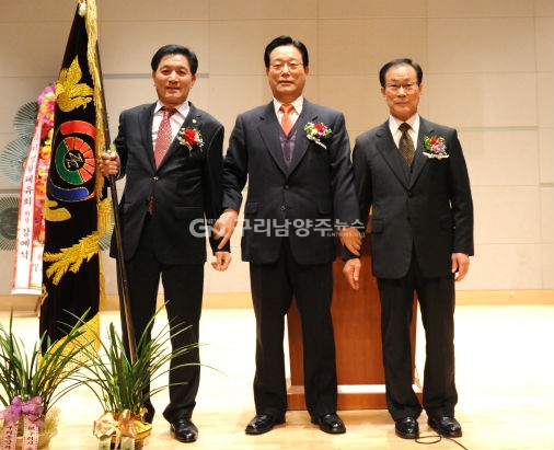 구리시 제5대 주민자치협의회 이인복 회장(사진 좌측)