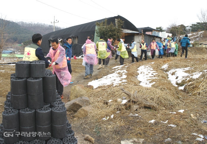 강북아리수센터 직원들이 취약계층 지원을 위해 연탄을 배달하고 있다.