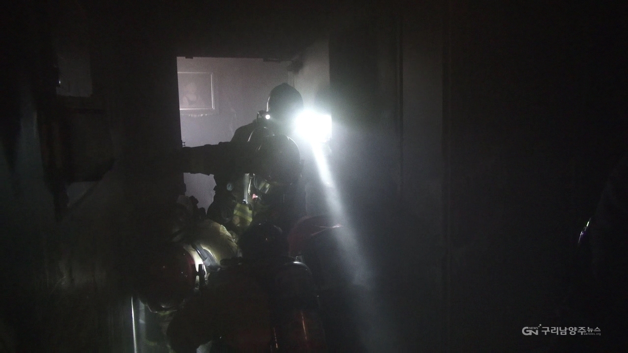 남양주소방서 119대원이 화재 위치에서 화재 피해자를 찾고 있다(출처=경기도재난안전본부)