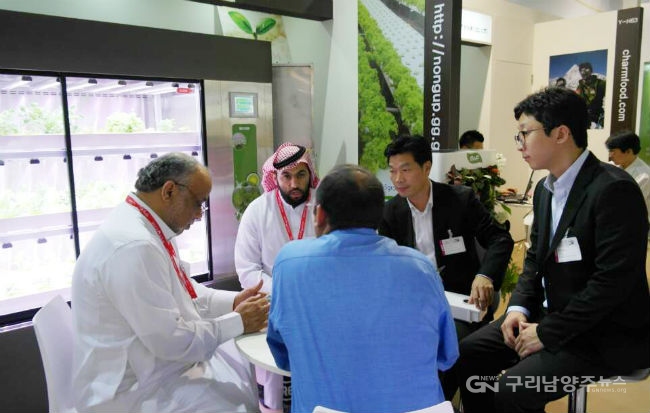 2015년 두바이식품박람회 한국 부스에서 현지 바이어가 상담을 하고 있다.(사진=경기도농업기술원)