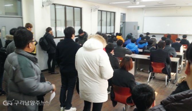 2015년 한국폴리텍 대학 지원자들이 면접을 보기 위해 기다리고 있다.(한국폴리텍II대학 남인천캠퍼스 '컴퓨터응용기계과' 면접 대기실)