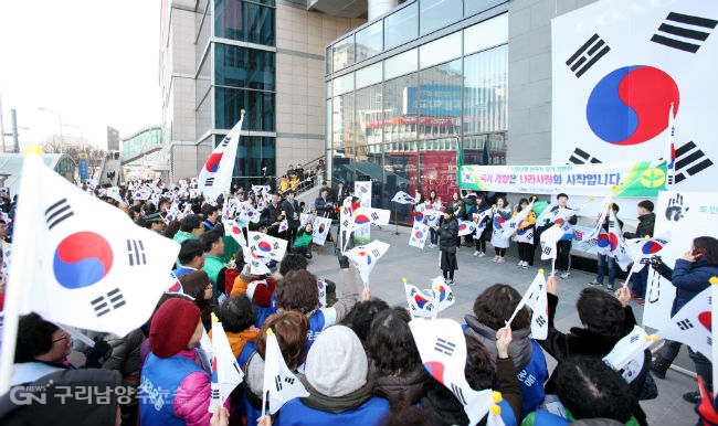 2월 26일 오후 수원역 일원에서 열린 '전 국민 나라사랑 국기달기 운동' 캠페인에서 나아연(포천초6) 양이 유관순 유언 퍼포먼스를 하고 있다.(사진=경기도)