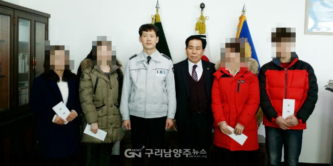 남양주경찰사와 경기동부상공회의소가 탈북민 대학 신입생 4명에게 장학금을 지급했다.