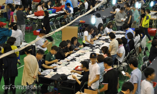 자료사진(한국의 선거 개표 장면)