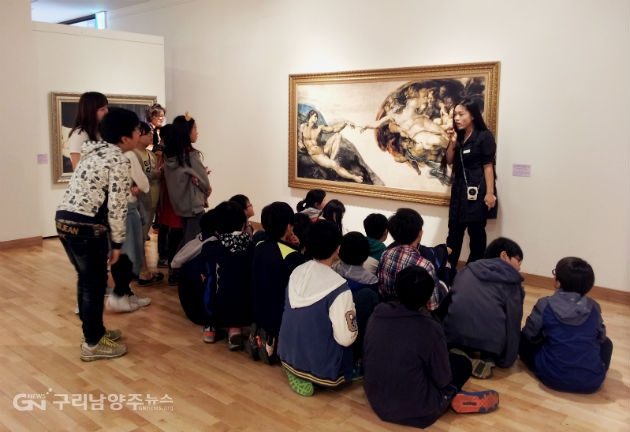 2014년 문화예술 체험교육에서 도슨트가 미술품에 대해 설명하고 있다.(사진=구리시)