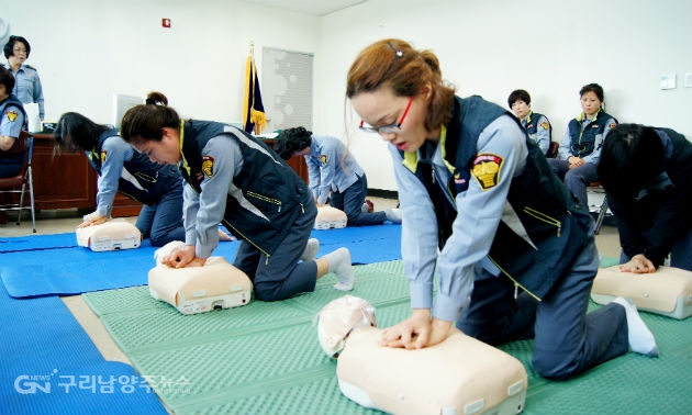 의용소방대 여성대원들이 심폐소생술(CPR) 교육을 받고 있다.(사진=경기도재난안전본부)