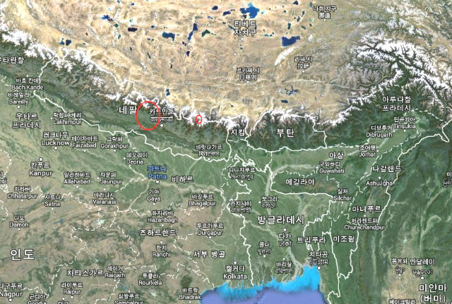 25일 정오경 네팔 카트만두 북서쪽 81km 지점에서 리히터 규모 7.8의 강진이 발생했다.(큰 원: 진원지, 작은 원: 딩보체)(출처=Google 지도)
