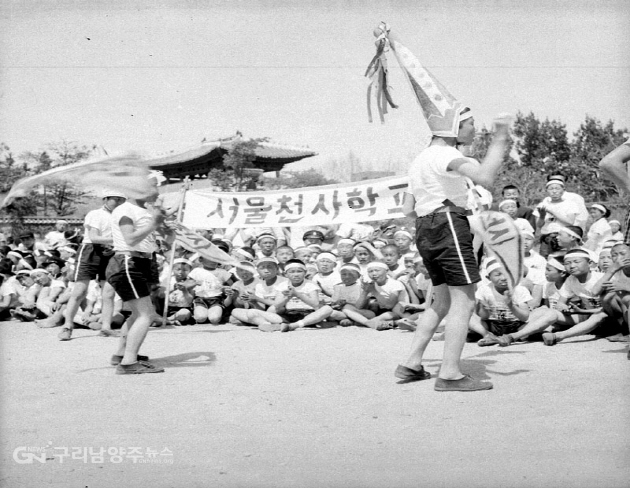 1957년 어머니 및 어린이날 기념 고아들을 응원하는 어린이들(사진=국가기록원)