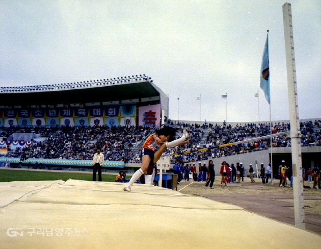 1975년 제4회 전국소년체육대회 높이뛰기(사진=국가기록원)