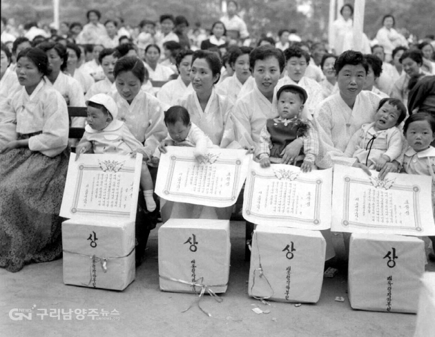 1959년 제13회 어린이 건강심사 우량아 표창식(사진=국가기록원)