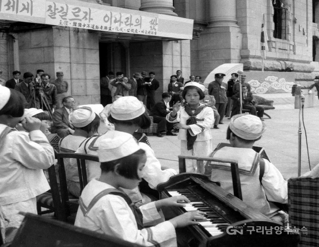 1953년 제24회 어린이날 기념식 어린이공연(사진=국가기록원)