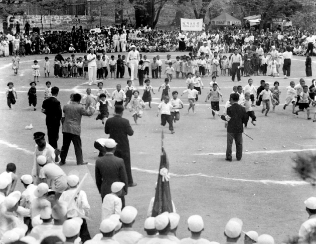 1954년 제25회 어린이날 기념식 어린이 운동회(사진=국가기록원)