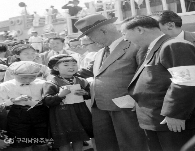 1957년 제35회 어린이날 행사 이승만 대톨령을 취재하는 어린이 기자단(사진=국가기록원)