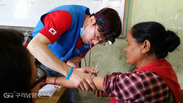 경기도의사회가 네팔 현지에서 지진 피해자를 구호하고 있다.(사진=경기도)