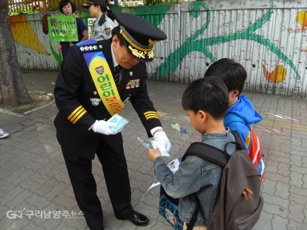 구리경찰서 백동흠 서장이 구리시 수택초등학교 통학로에서 어린이 교통안전 캠페인을 펼치고 있다.(사진=구리경찰서)