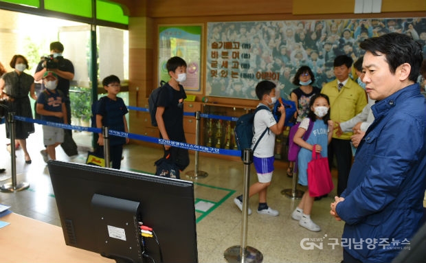 남경필 지사가 24일 구리시 한 초등학교를 방문해 열화상 카메라 작동 현황을 점검하고 있다.(사진=경기도)
