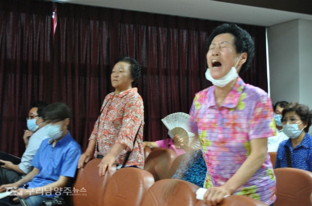 양정역세권 개발사업 주민설명회에 나온 한 주민이 비통한 목소리로 항의하고 있다. ©구리남양주뉴스