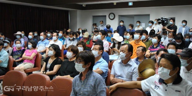 6월 24일 양정역세권 개발사업 주민설명회에 참석한 주민들과 시청 직원들이 모두 메르스 예방을 위해 마스크를 쓰고 있다. ©구리남양주뉴스