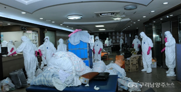 구리시 공무원들이 27일 레벨D 보호복을 착용하고 카이저병원 내부를 소독하고 있다.(사진=구리시)