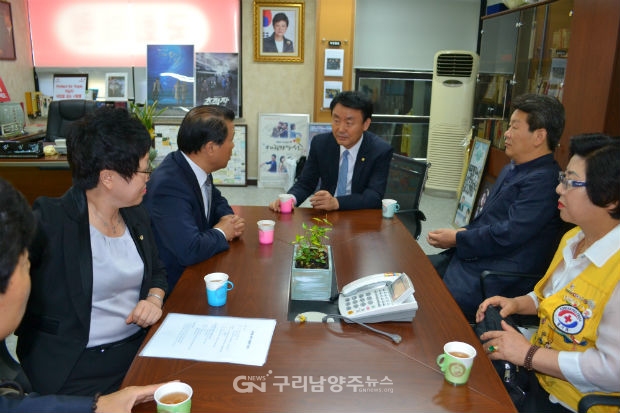 박창식(새누리, 구리 당협위원장) 의원이 대한적십자사 김훈동 경기지사 등과 담소를 나누고 있다.(사진=박창식 의원실)