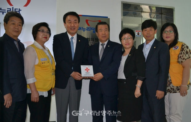 박창식 의원이 7월 3일 대한적십자사로부터 '희망풍차나눔' 명패를 전달 받고 있다.(사진=박창식 의원실)