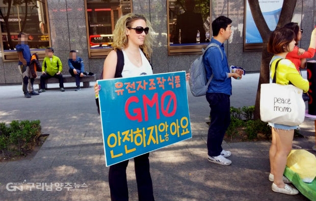 2015년 5월 23일 서울시 몬산토반대행진에 참여한 한 외국인이 유전자조작식품 반대 캠페인을 펼치고 있다.(사진제공=한살림연합)