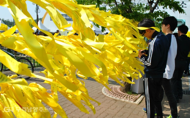 '세월호 사고 희생자 정부 합동 분향소'를 찾은 학생들이 참사로 희생된 학생들을 추모하고 있다. ©구리남양주뉴스