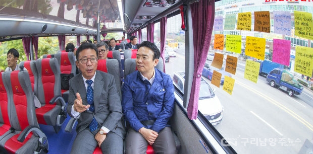 10월 22일 남경필 지사 등이 김포 대포리차고지에서 출발한 2층버스를 시승하고 있다.(사진=경기도)