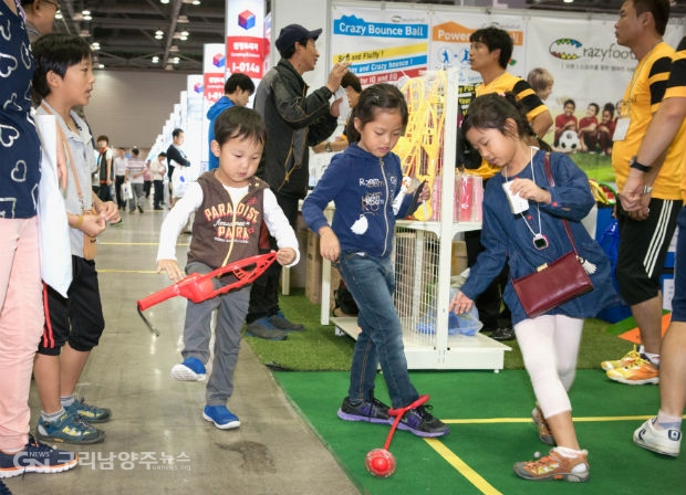 지난해 ‘2014 G-FAIR KOREA’ 행사장에서 가족단위참관객들이 레저, 스포츠 용품을 체험해보고 있다.(사진=경기도)
