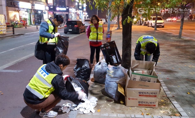 무단 투기된 쓰레기를 수거하는 구리시 단속반원들 (사진=구리시)