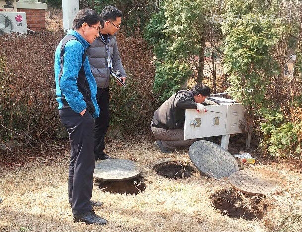 관련 공무원들이 팔당 상수원 오수처리시설 지도점검을 하고 있다.(사진=경기도)