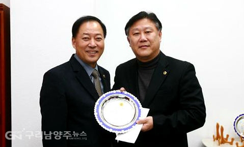 송낙영(右) 의원이 경기도의회 교육위 선정 최우수 의원상을 수상했다.(사진=송낙영 의원)