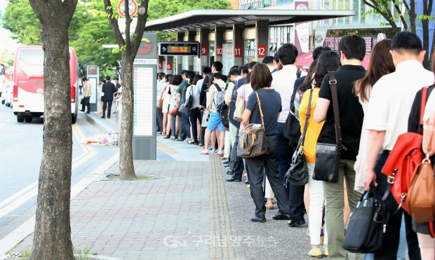 2013년 6월 출근시간대 광교마을 정류소에서 서울 방향 광역버스 승차를 위해 기다리고 있는 승객들(사진=경기도)