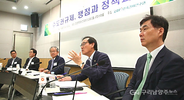 7월 26일 한국경제연구원이 개최한 ‘수도권 규제, 쟁점과 정책과제 세미나’에서 정유섭 의원이 발언하고 있다.(사진제공=한국경제연구원)
