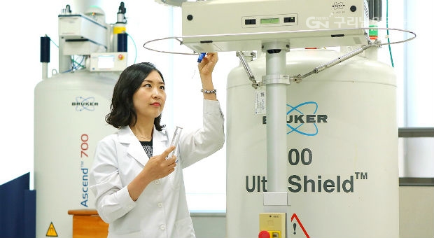 경기과학기술진흥원(GSTEP) 연구원이 핵자기공명분광기(400Mhz FT-NMR)를 사용하고 있다.(사진제공=경기과학기술진흥원)
