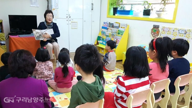어린이집 아동을 대상으로 동화책을 읽어주고 있는 구리시의회 민경자 의장(사진=구리시의회)