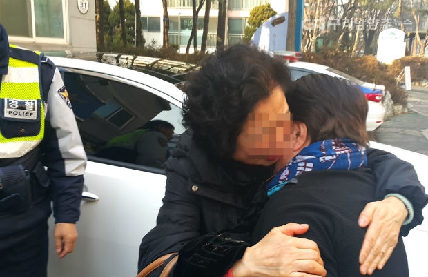 2월 3일 김 노인 가족이 50년 만에 김 노인을 만나 감격의 눈물을 흘리고 있다.(사진=구리경찰서)