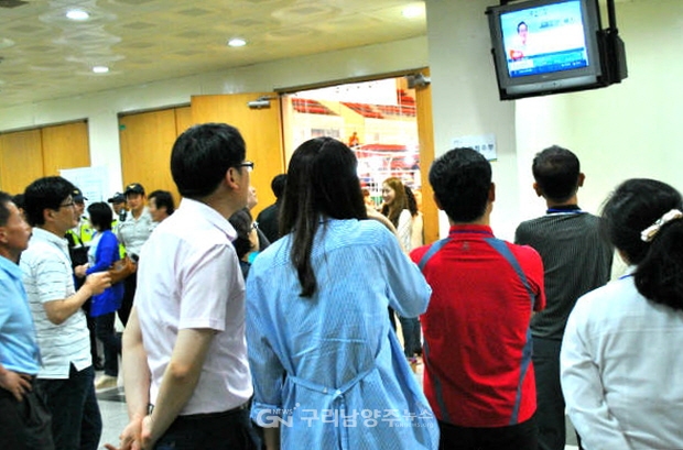 자료사진(개표방송을 보고 있는 시민들) ©구리남양주뉴스
