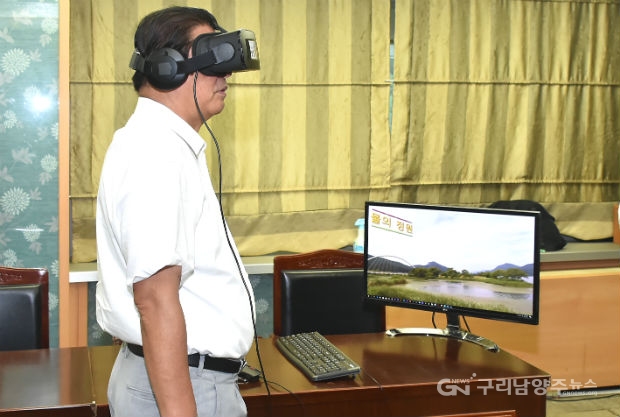 360도 8K VR 홍보영상 ‘남양주 슬로 여행길’을 보고 있는 이석우 남양주시장(사진=남양주시)