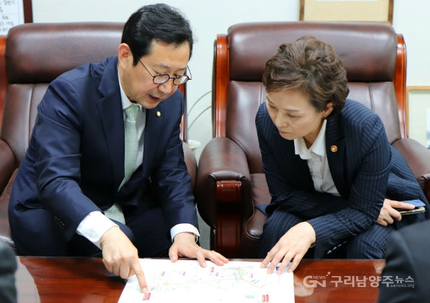 김한정 의원과 김현미 장관이 3월 30일 진접선 사업 지연에 대해 의견을 교환하고 있다(사진=김한정 의원실)