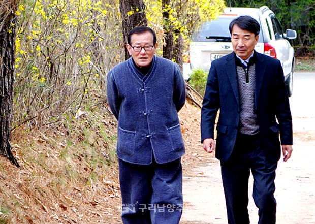 통일운동가 권낙기 선생과 김창희(右) 예비후보가 8일 담소를 나누며 마석모란공원을 걷고 있다(사진=김창희 캠프)