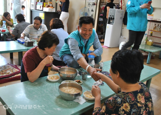 이인희(3) 바른미래당 남양주시장 후보가 1일 화도읍 한 음식점에서 유권자들에게 인사 하고 있다. ©구리남양주뉴스