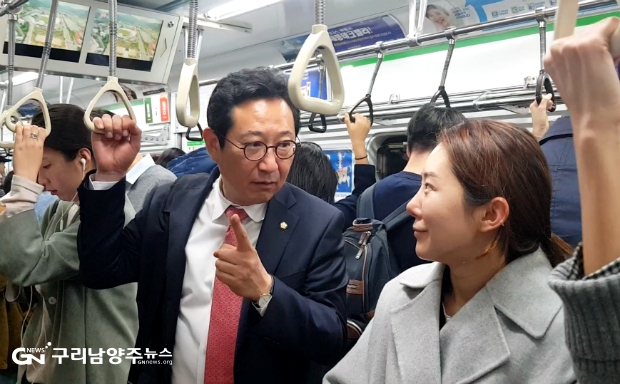 김한정 의원이 18일 대중교통을 이용해 서울시 국감장으로 가고 있다(사진=김한정 의원실)