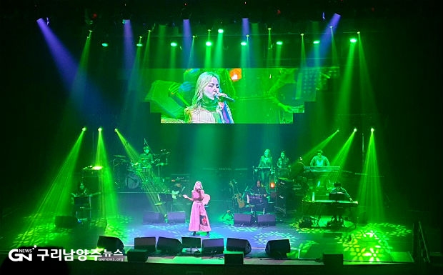 2018 사암아트홀 기획공연, 첫 회 11월 9일 '알리&VOS 콘서트'에서 가수 알리가 열창하고 있다(사진=남양주시)