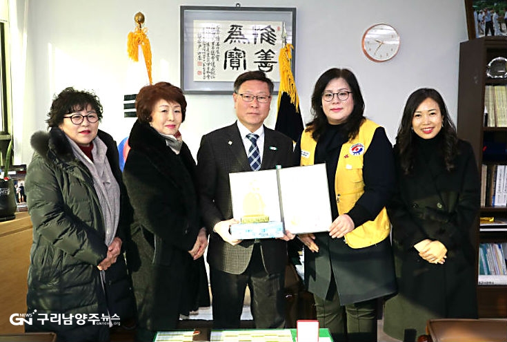 구리시의회(의장 박석윤)가 22일 구리시의회 의장실에서 대한적십자사로부터 적십자회원유공장 금장 포장증을 받았다(사진=구리시의회)