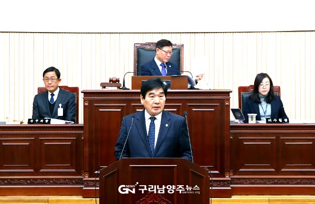 김형수 부의장이 15일 대표발의 한 ‘구리시 교통지옥 해소 촉구 결의문’을 읽고 있다(사진=구리시의회)