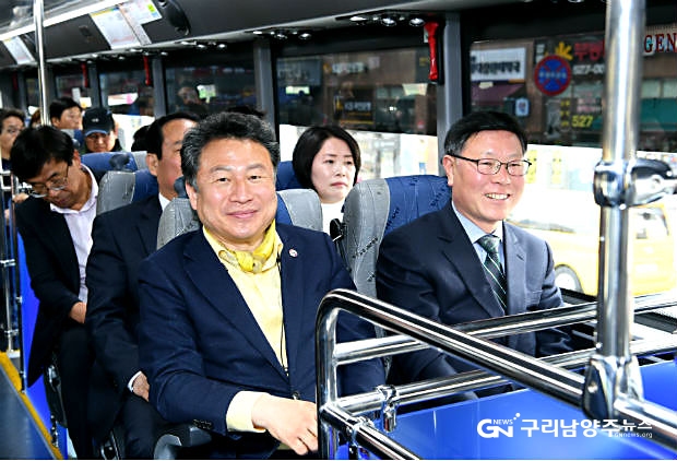안승남(左) 구리시장과 박석윤(右) 구리시의회 의장이 3월 28일 1680번 2층버스를 시승했다(사진=구리시)