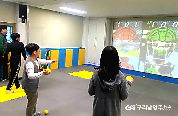덕소초등학교에 마련된 가상현실(VR) 스포츠실에서 게임을 즐기고 있는 학생들(사진=덕소초등학교)