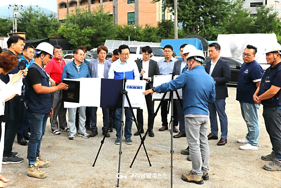 김한정 의원이 19일 시도의원 및 지역주민들과 주요 현안사업 현장을 방문해 추진상황을 듣고 있다(사진=김한정 의원실)