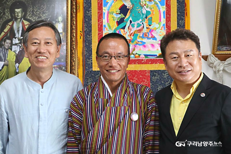 왼쪽부터 부탄 연수에 함께 한 박진도 위원장, 킨레이 도르지 팀푸 시장, 안승남 구리시장(사진=구리시)